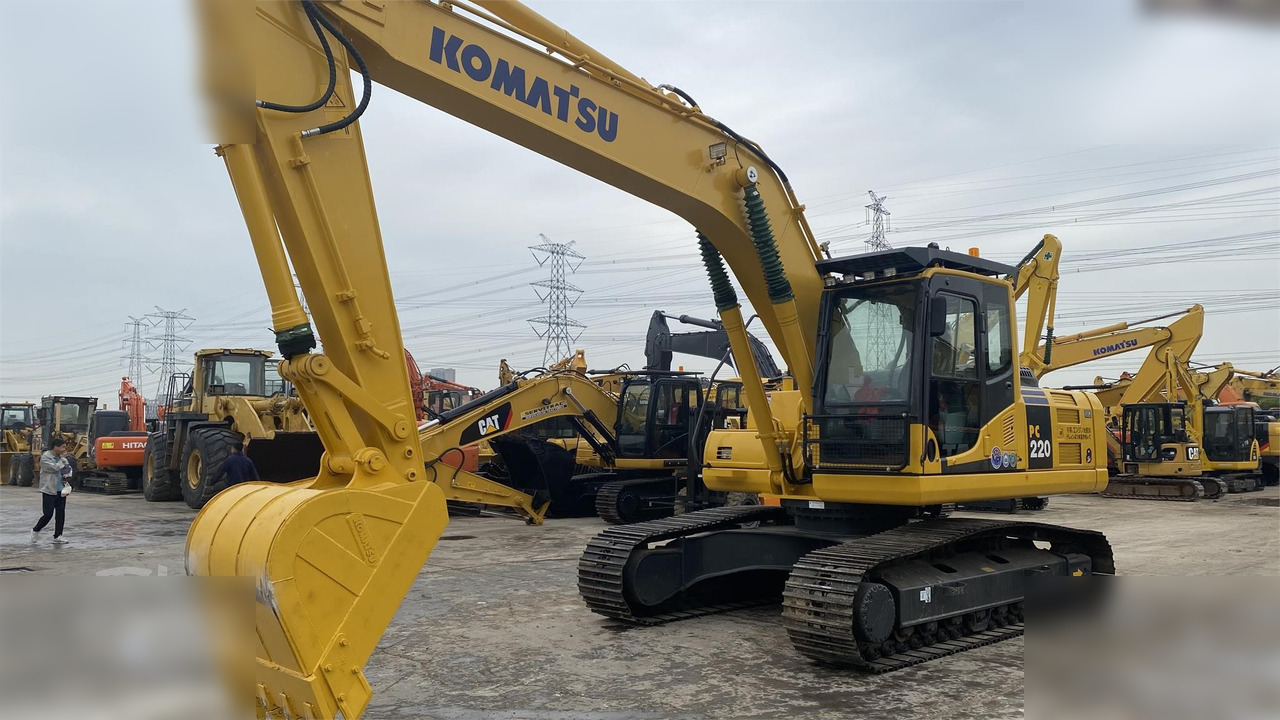 KOMATSU PC220-8 - Ekskavator me zinxhirë: foto 3 KOMATSU PC220-8 - Ekskavator me zinxhirë: foto 3