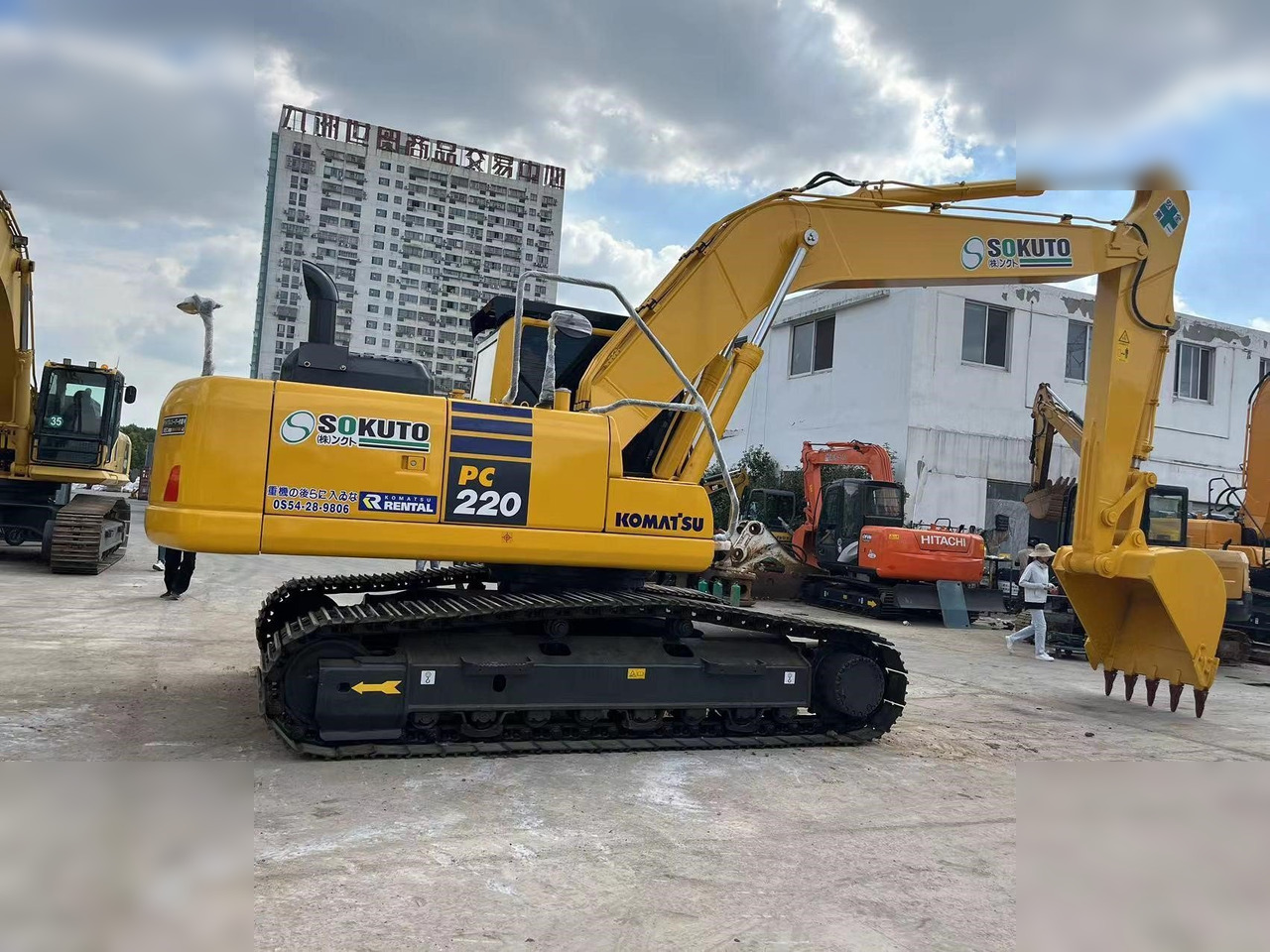 KOMATSU PC220-8 - Ekskavator me zinxhirë: foto 1 KOMATSU PC220-8 - Ekskavator me zinxhirë: foto 1