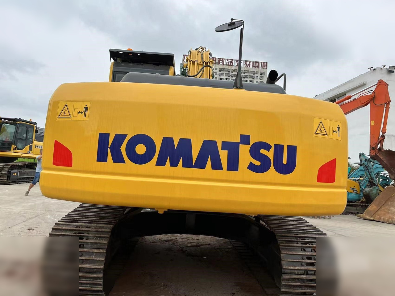 KOMATSU PC220-8 - Ekskavator me zinxhirë: foto 4 KOMATSU PC220-8 - Ekskavator me zinxhirë: foto 4