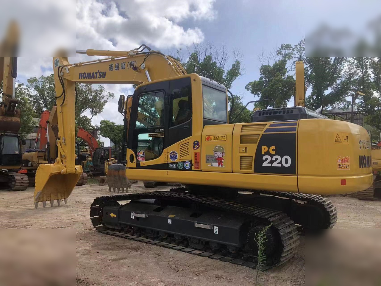 KOMATSU PC220-8N1 - Ekskavator me zinxhirë: foto 1 KOMATSU PC220-8N1 - Ekskavator me zinxhirë: foto 1