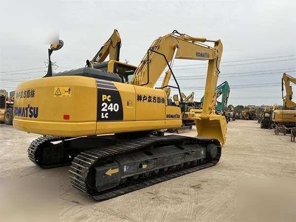 KOMATSU PC240 LC-8 - Ekskavator me zinxhirë: foto 3 KOMATSU PC240 LC-8 - Ekskavator me zinxhirë: foto 3