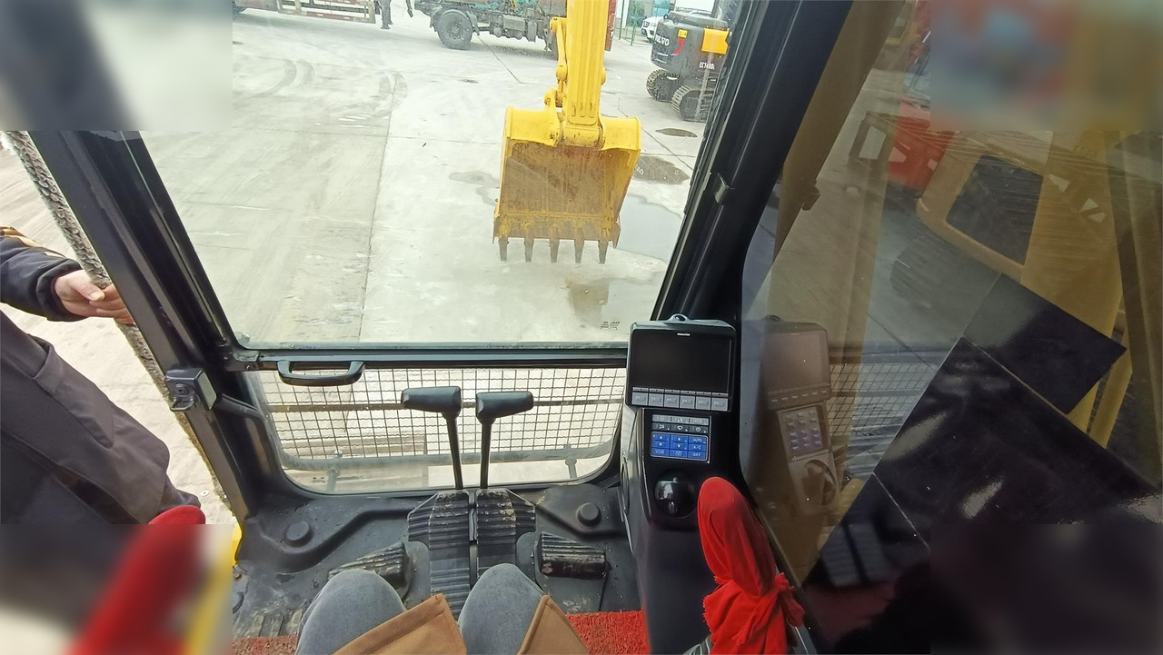 KOMATSU PC240 LC-8 - Ekskavator me zinxhirë: foto 4 KOMATSU PC240 LC-8 - Ekskavator me zinxhirë: foto 4