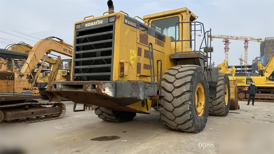 KOMATSU WA600-3 - Fadrom me goma: foto 2 KOMATSU WA600-3 - Fadrom me goma: foto 2