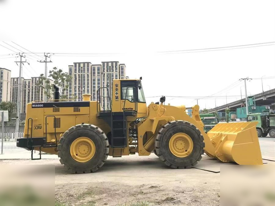 KOMATSU WA600-3 - Fadrom me goma: foto 1 KOMATSU WA600-3 - Fadrom me goma: foto 1