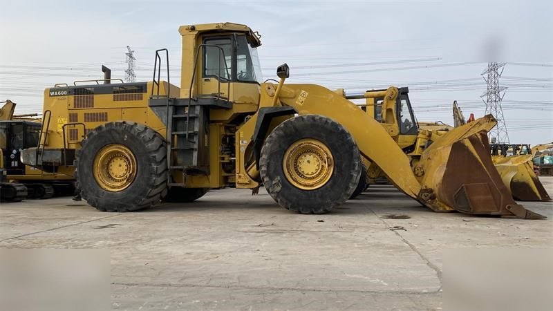 KOMATSU WA600-3 - Fadrom me goma: foto 1 KOMATSU WA600-3 - Fadrom me goma: foto 1