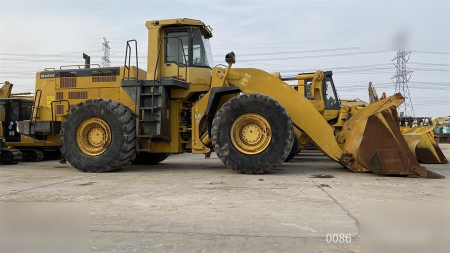 KOMATSU WA600-3 - Fadrom me goma: foto 1 KOMATSU WA600-3 - Fadrom me goma: foto 1