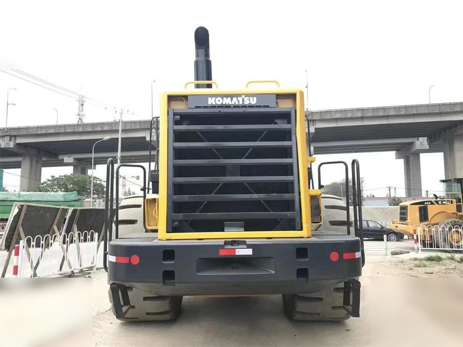 KOMATSU WA600-3 - Fadrom me goma: foto 4 KOMATSU WA600-3 - Fadrom me goma: foto 4