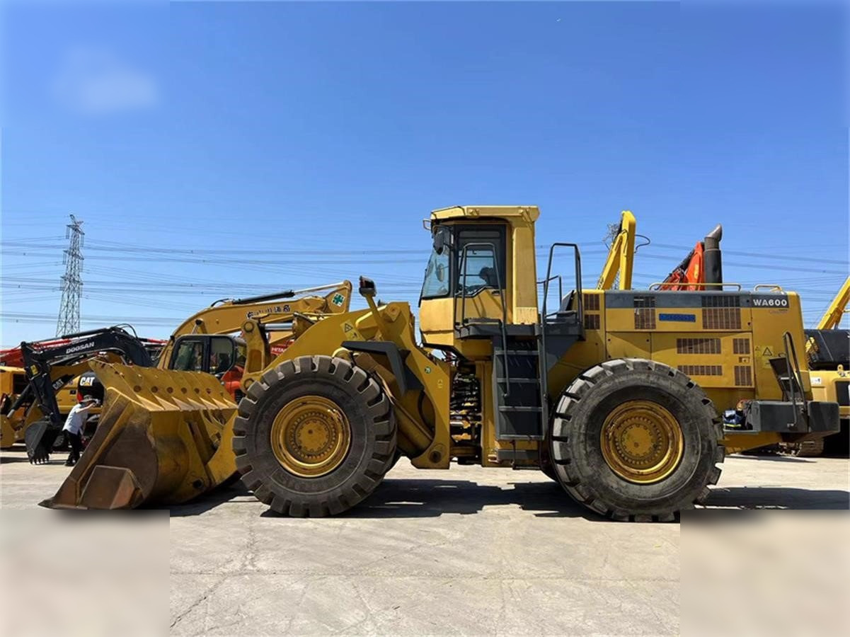 KOMATSU WA600-3 - Fadrom me goma: foto 1 KOMATSU WA600-3 - Fadrom me goma: foto 1