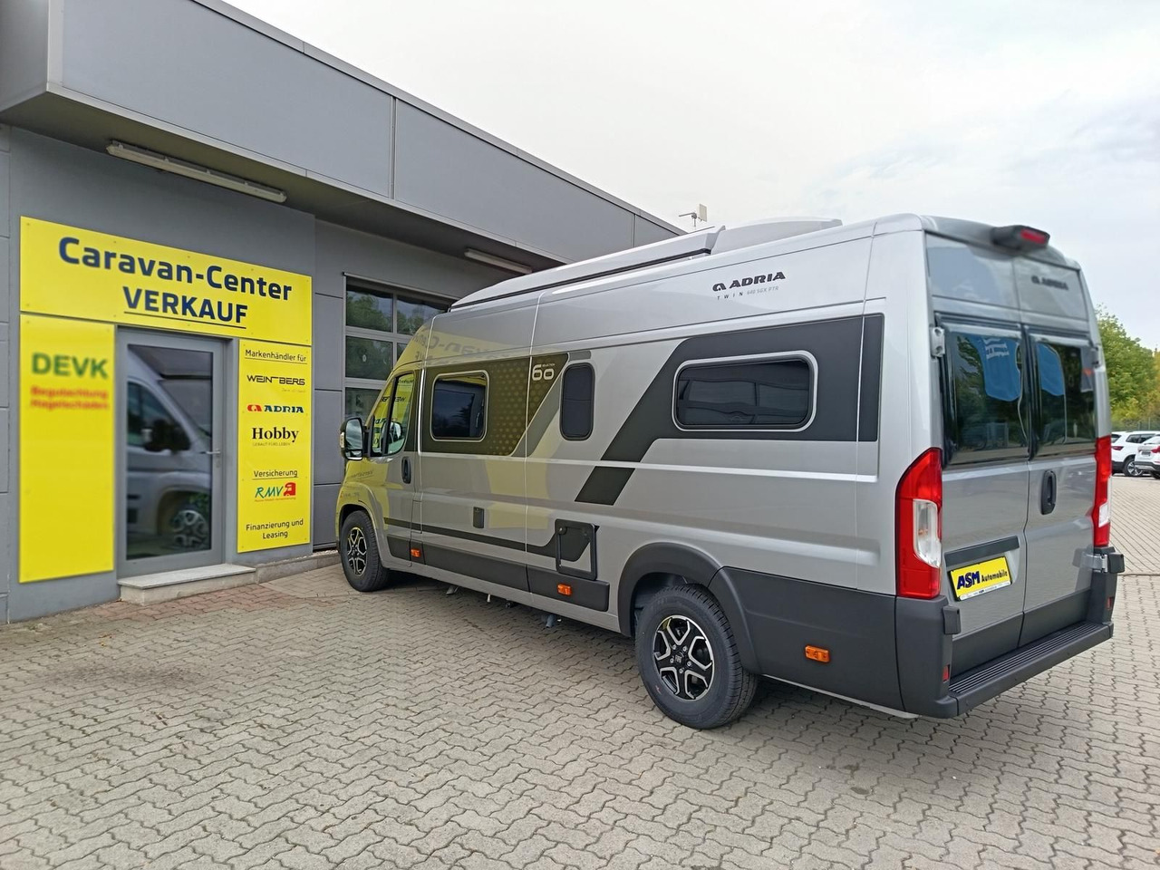 Adria Twin "60Y" 640 SGX 4,25MAXI*JUBILEE*AUFSTELLDACH - Furgon kampingu: foto 5 Adria Twin "60Y" 640 SGX 4,25MAXI*JUBILEE*AUFSTELLDACH - Furgon kampingu: foto 5