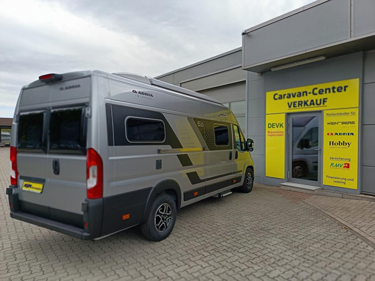 Adria Twin "60Y" 640 SGX 4,25MAXI*JUBILEE*AUFSTELLDACH - Furgon kampingu: foto 4 Adria Twin "60Y" 640 SGX 4,25MAXI*JUBILEE*AUFSTELLDACH - Furgon kampingu: foto 4