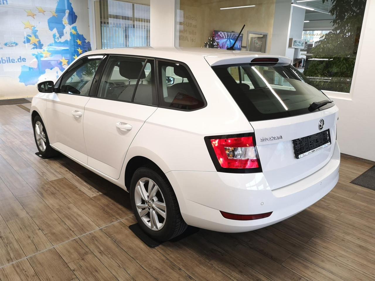 Skoda Fabia Combi Ambition 1.0TSI 81kW+R-KAM+PDC+KLIMA - Veturë: foto 3 Skoda Fabia Combi Ambition 1.0TSI 81kW+R-KAM+PDC+KLIMA - Veturë: foto 3