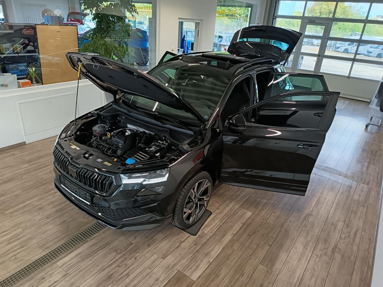 Skoda Karoq Sportline 1,5 TSI DSG*AHK*PSD*STD.HZG*NAVI - SUV: foto 2 Skoda Karoq Sportline 1,5 TSI DSG*AHK*PSD*STD.HZG*NAVI - SUV: foto 2