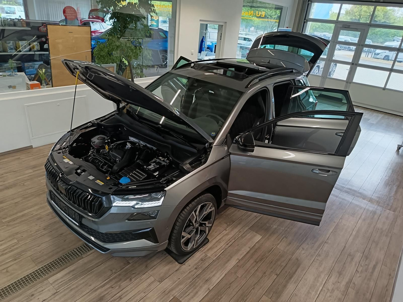 Skoda Karoq Sportline 1,5 TSI DSG*AHK*PSD*STD.HZG*NAVI - SUV: foto 2 Skoda Karoq Sportline 1,5 TSI DSG*AHK*PSD*STD.HZG*NAVI - SUV: foto 2