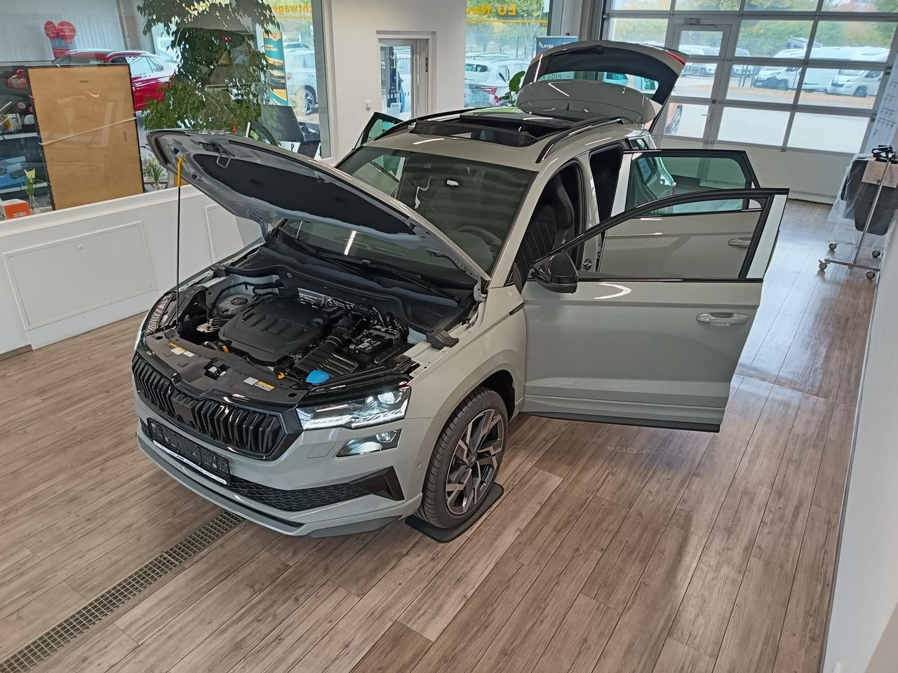 Skoda Karoq Sportline 2,0 TDI DSG 4x4*AHK*PSD*STD.HZG* - SUV: foto 2 Skoda Karoq Sportline 2,0 TDI DSG 4x4*AHK*PSD*STD.HZG* - SUV: foto 2