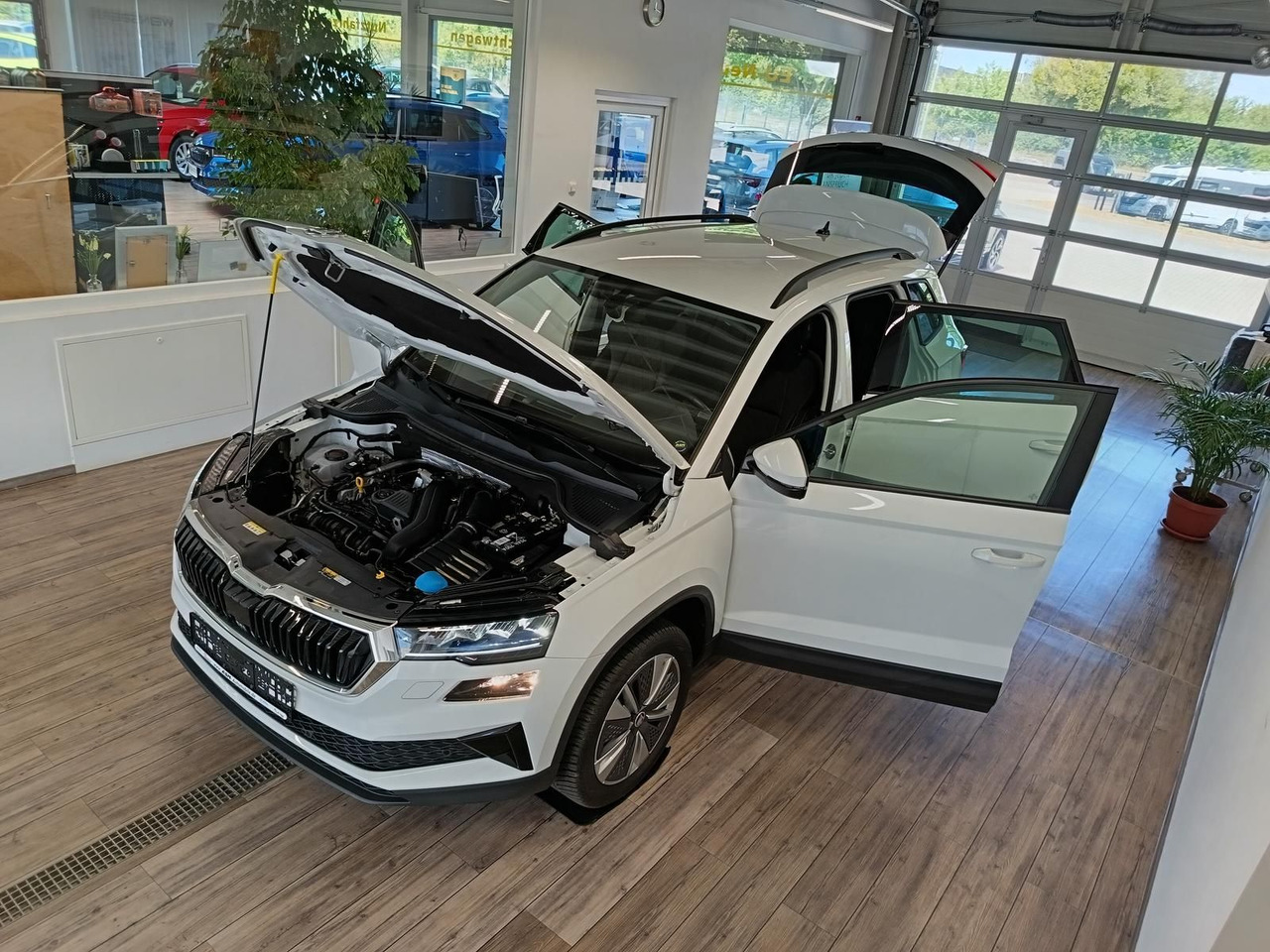 Skoda Karoq Style 1,5TSI DSG*AHK-VORBER*NAVI*LED*R-KAM - SUV: foto 2 Skoda Karoq Style 1,5TSI DSG*AHK-VORBER*NAVI*LED*R-KAM - SUV: foto 2