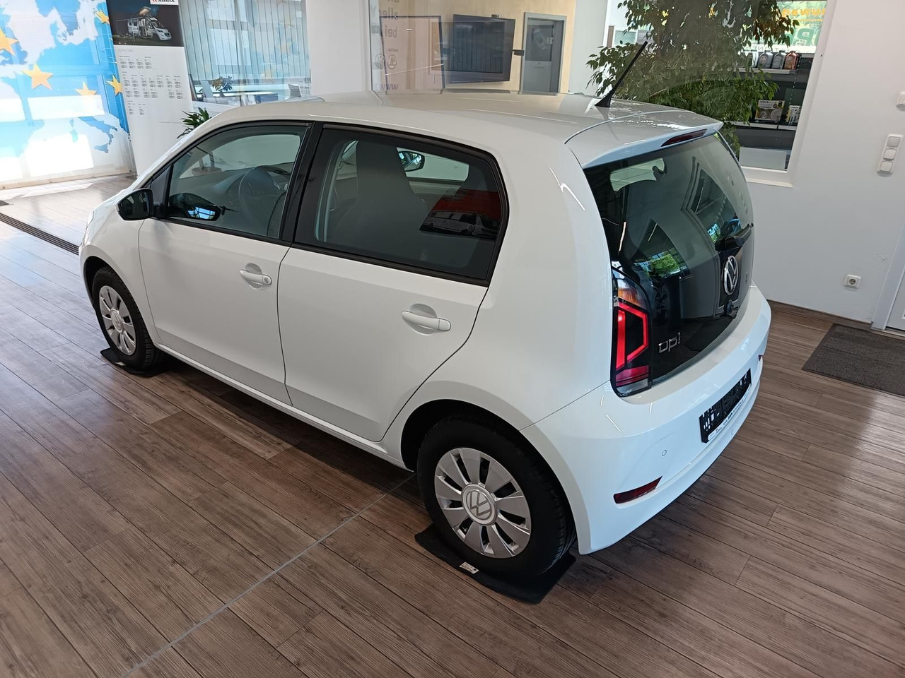 Volkswagen up! move up! 1.0*R-KAM*PDC*SHZ*MAPS+MORE*DAB*NSW - Veturë: foto 4 Volkswagen up! move up! 1.0*R-KAM*PDC*SHZ*MAPS+MORE*DAB*NSW - Veturë: foto 4