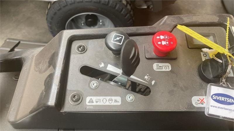 Hustler Raptor X 42 - Korrëse bari i kopshtit: foto 4 Hustler Raptor X 42 - Korrëse bari i kopshtit: foto 4