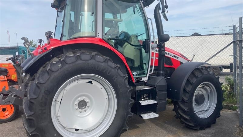 Massey Ferguson 5S.145 Exclusive Dyna-6 Exclusive - Traktor: foto 4 Massey Ferguson 5S.145 Exclusive Dyna-6 Exclusive - Traktor: foto 4