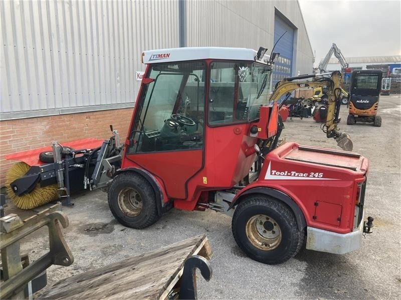 Timan Tool-Trac 245 - Traktor komunal: foto 1 Timan Tool-Trac 245 - Traktor komunal: foto 1