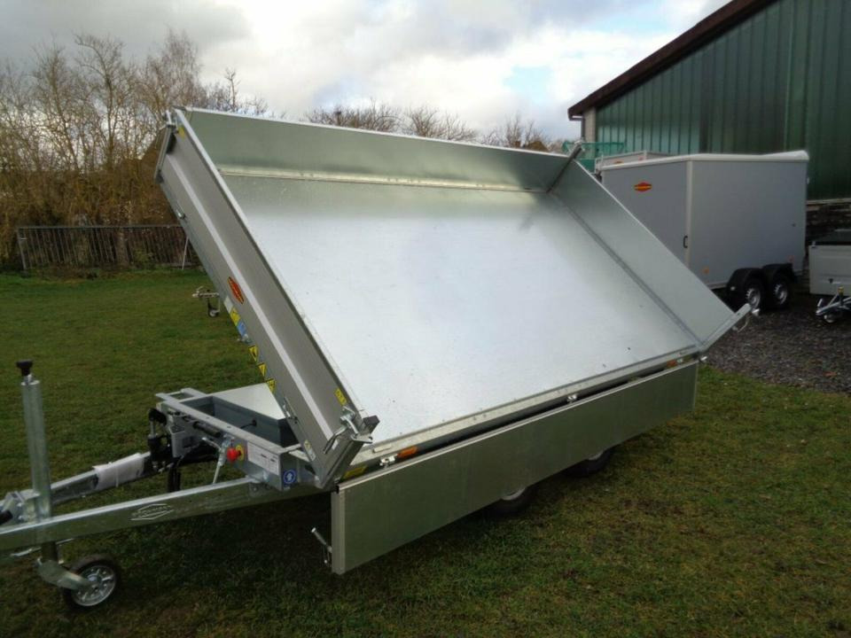 Böckmann PKW-Anhänger E-Pumpe Dreiseitenkipper 2,7 to Blechcover - Rimorkio vetëshkarkuese: foto 1 Böckmann PKW-Anhänger E-Pumpe Dreiseitenkipper 2,7 to Blechcover - Rimorkio vetëshkarkuese: foto 1