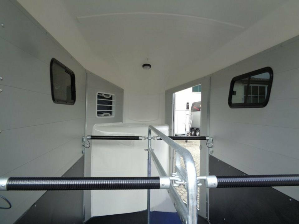 Böckmann Pferdeanhänger Portax Esprit ECO Aluboden Sattelkammer - Rimorkio për kuaj: foto 5 Böckmann Pferdeanhänger Portax Esprit ECO Aluboden Sattelkammer - Rimorkio për kuaj: foto 5