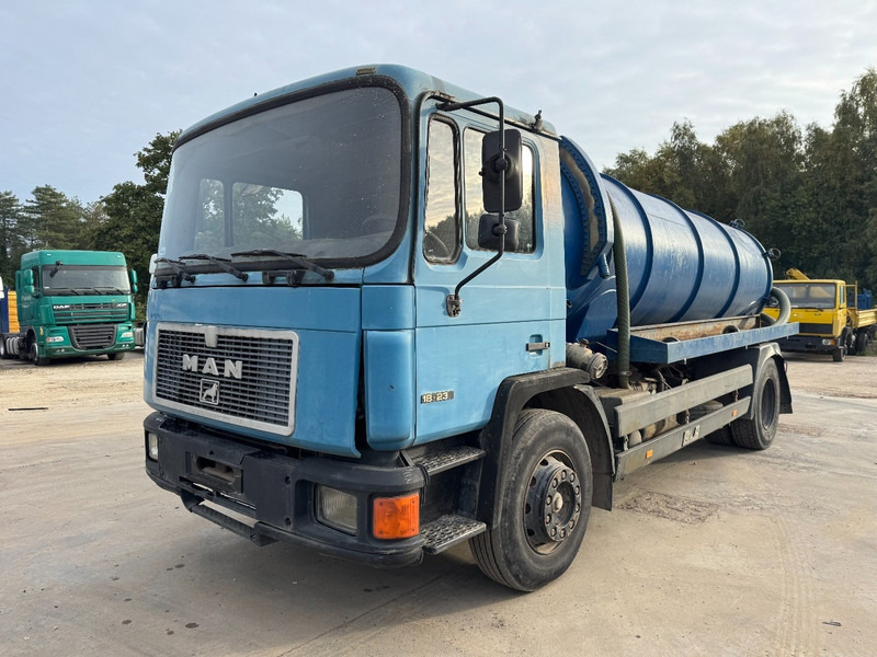 MAN 18.232 (12.000L / STEEL SUSPENSION / 6 CYLINDER WITH MANUAL PUMP) - Kamion me vakuum: foto 1 MAN 18.232 (12.000L / STEEL SUSPENSION / 6 CYLINDER WITH MANUAL PUMP) - Kamion me vakuum: foto 1