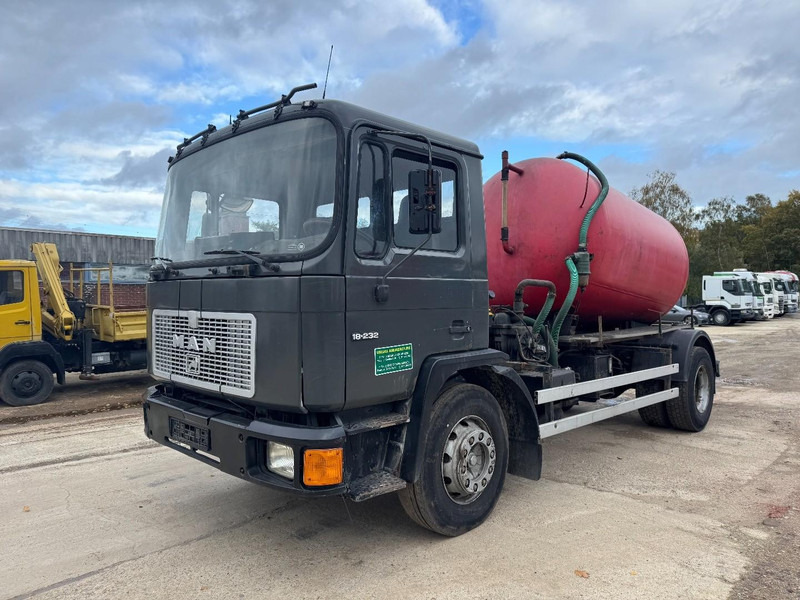 MAN 18.232 (8000 L / 6 CYLINDER WITH MANUAL PUMP / STEEL SUSPENSION) - Kamion me vakuum: foto 1 MAN 18.232 (8000 L / 6 CYLINDER WITH MANUAL PUMP / STEEL SUSPENSION) - Kamion me vakuum: foto 1