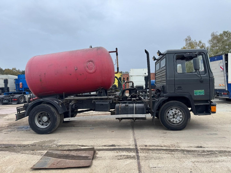 MAN 18.232 (8000 L / 6 CYLINDER WITH MANUAL PUMP / STEEL SUSPENSION) - Kamion me vakuum: foto 4 MAN 18.232 (8000 L / 6 CYLINDER WITH MANUAL PUMP / STEEL SUSPENSION) - Kamion me vakuum: foto 4