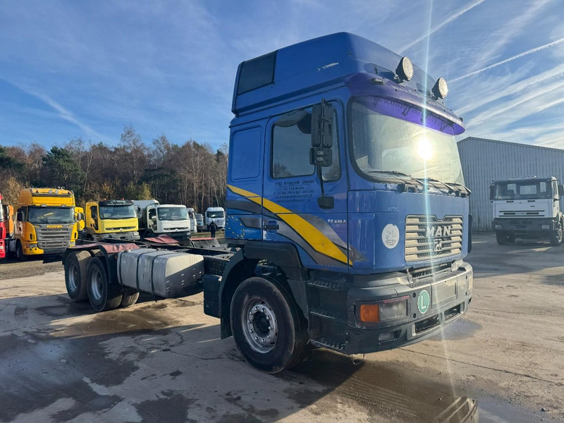 MAN 26.410 (BIG AXLE / 10 TIRES / 6X4 / 6 CYLINDER / MANUAL GEARBOX) - Kamion kabinë-shasi: foto 3 MAN 26.410 (BIG AXLE / 10 TIRES / 6X4 / 6 CYLINDER / MANUAL GEARBOX) - Kamion kabinë-shasi: foto 3
