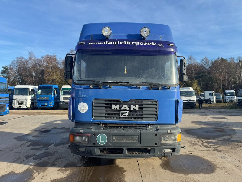 MAN 26.410 (BIG AXLE / 10 TIRES / 6X4 / 6 CYLINDER / MANUAL GEARBOX) - Kamion kabinë-shasi: foto 2 MAN 26.410 (BIG AXLE / 10 TIRES / 6X4 / 6 CYLINDER / MANUAL GEARBOX) - Kamion kabinë-shasi: foto 2