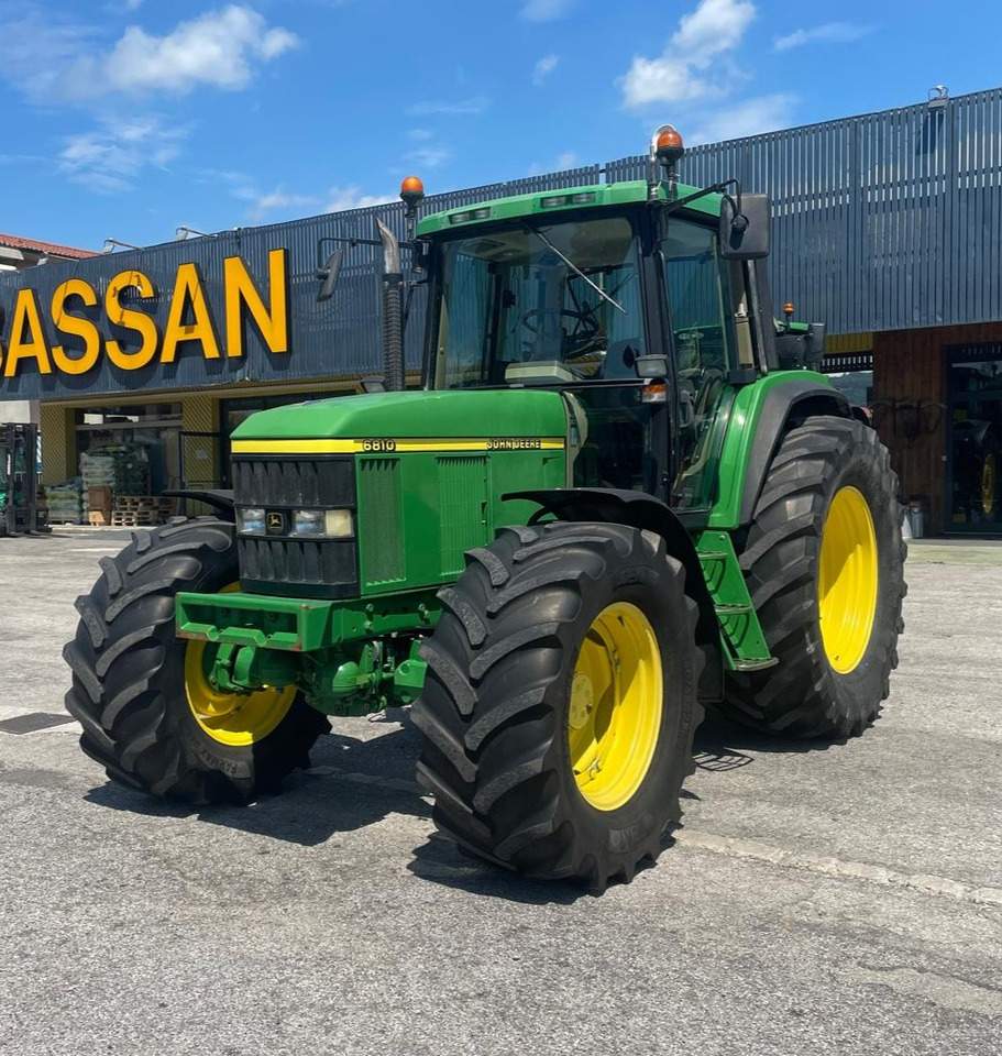 JOHN DEERE 6810 - Traktor: foto 1 JOHN DEERE 6810 - Traktor: foto 1