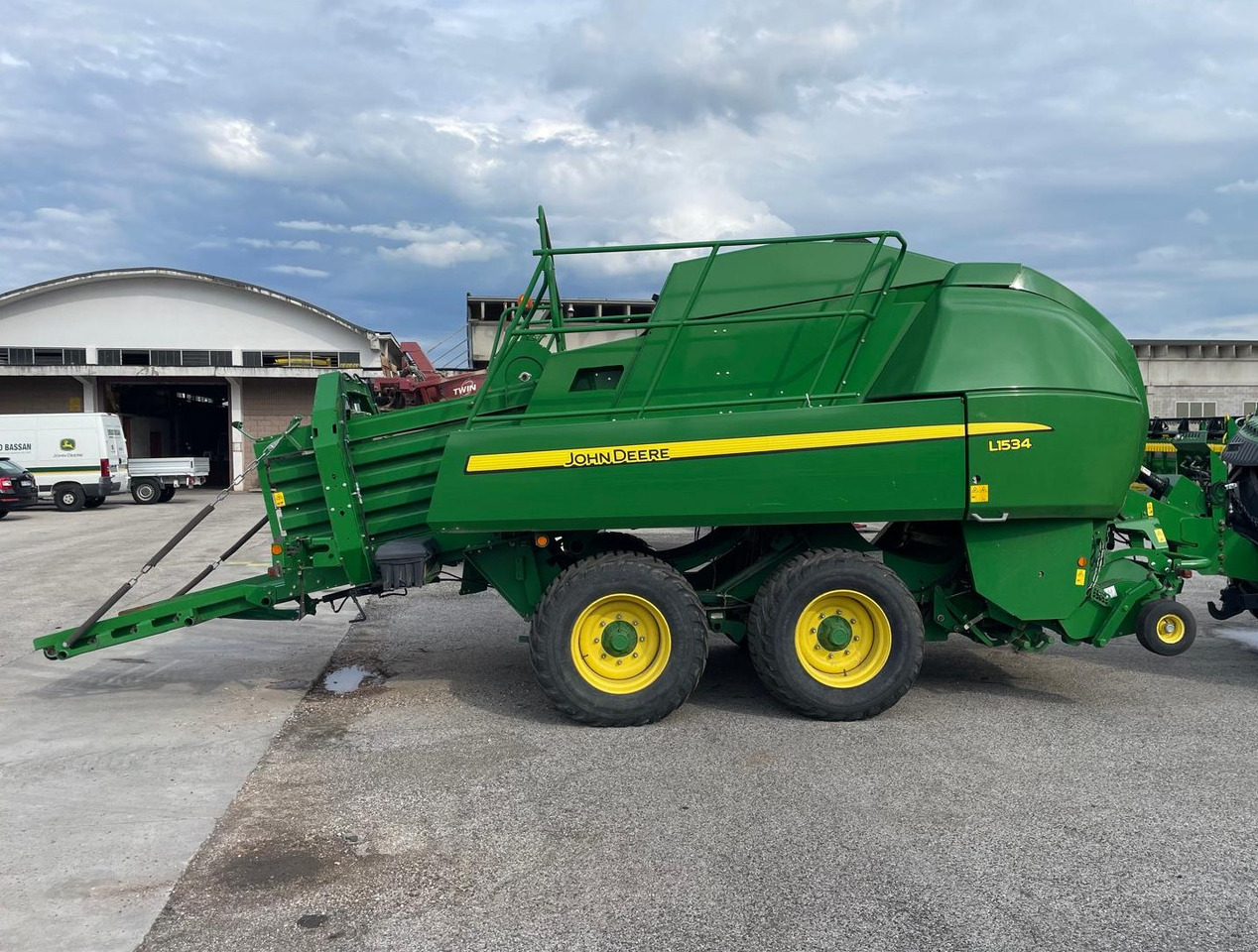 JOHN DEERE PRESSA L1534 - Dengmbledhëse katrore: foto 2 JOHN DEERE PRESSA L1534 - Dengmbledhëse katrore: foto 2