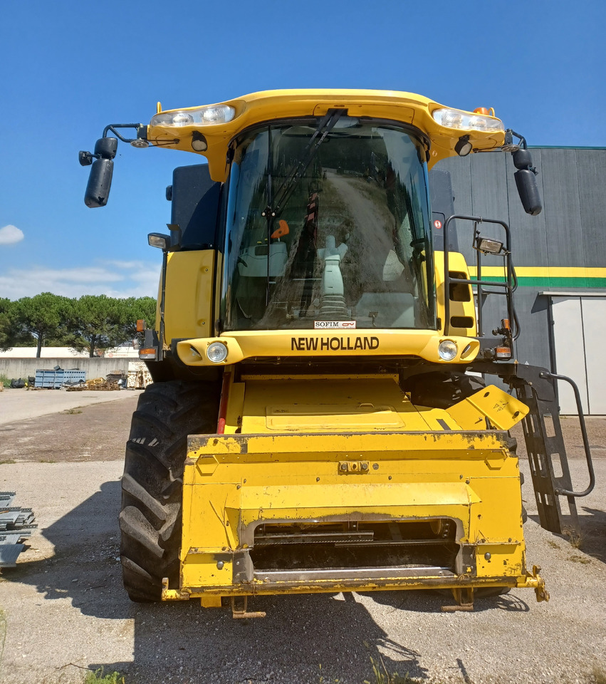 NEW HOLLAND MIETITREBBIA CX 720 - Autokombajnë: foto 3 NEW HOLLAND MIETITREBBIA CX 720 - Autokombajnë: foto 3