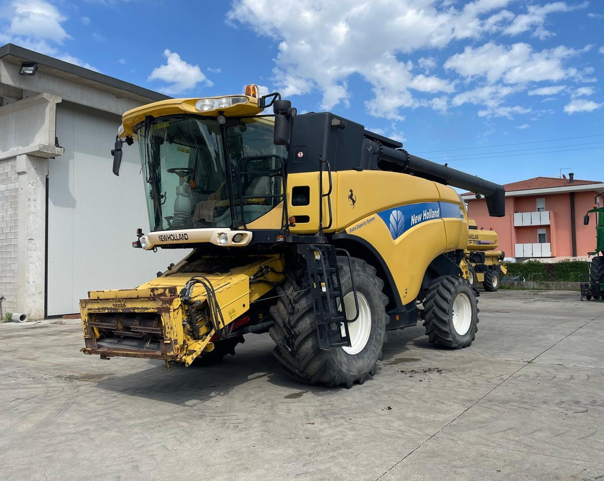 NEW HOLLAND MIETITREBBIA CX 8080 - Autokombajnë: foto 1 NEW HOLLAND MIETITREBBIA CX 8080 - Autokombajnë: foto 1