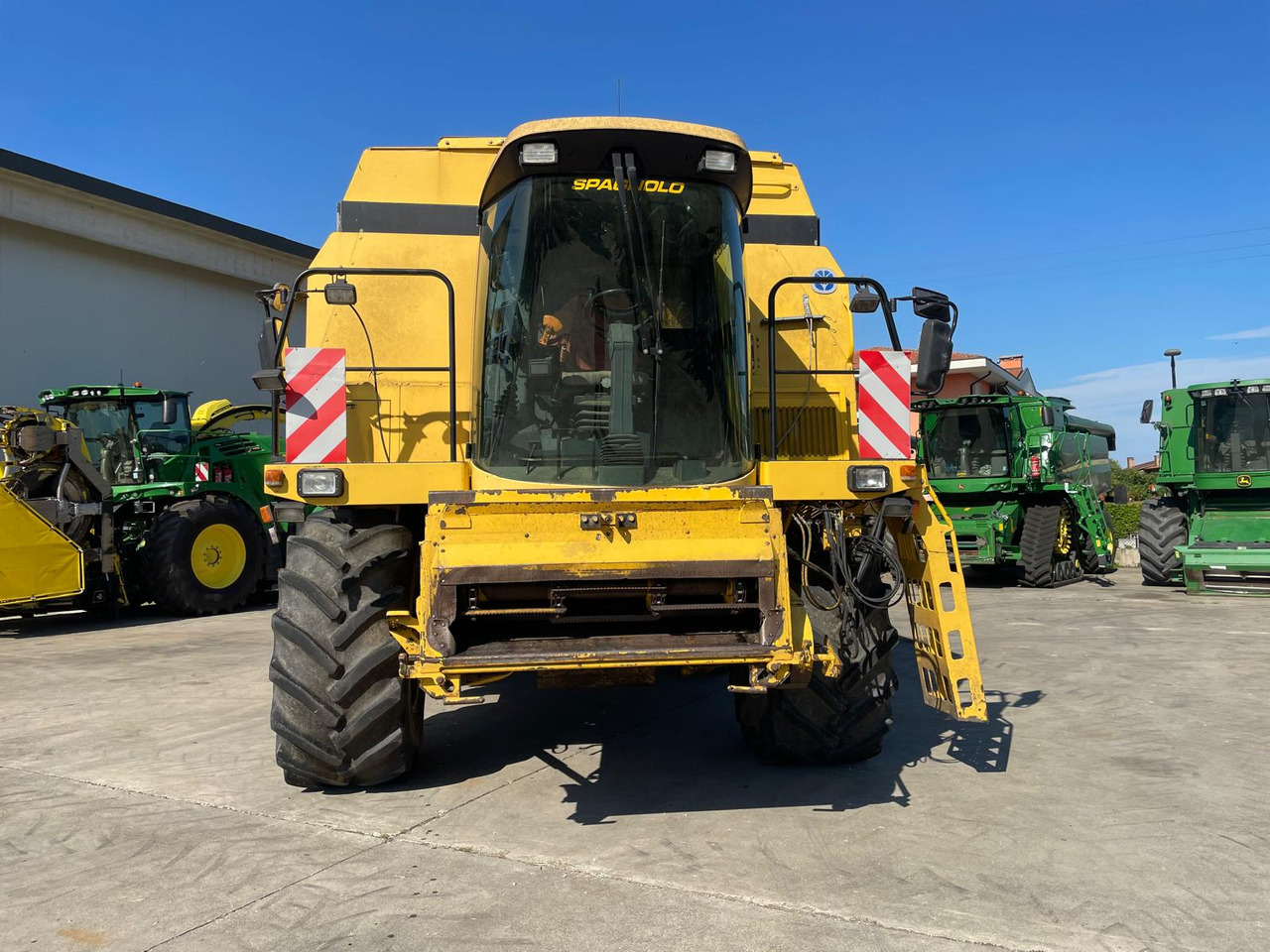 NEW HOLLAND MIETITREBBIA TF 78 - Autokombajnë: foto 2 NEW HOLLAND MIETITREBBIA TF 78 - Autokombajnë: foto 2