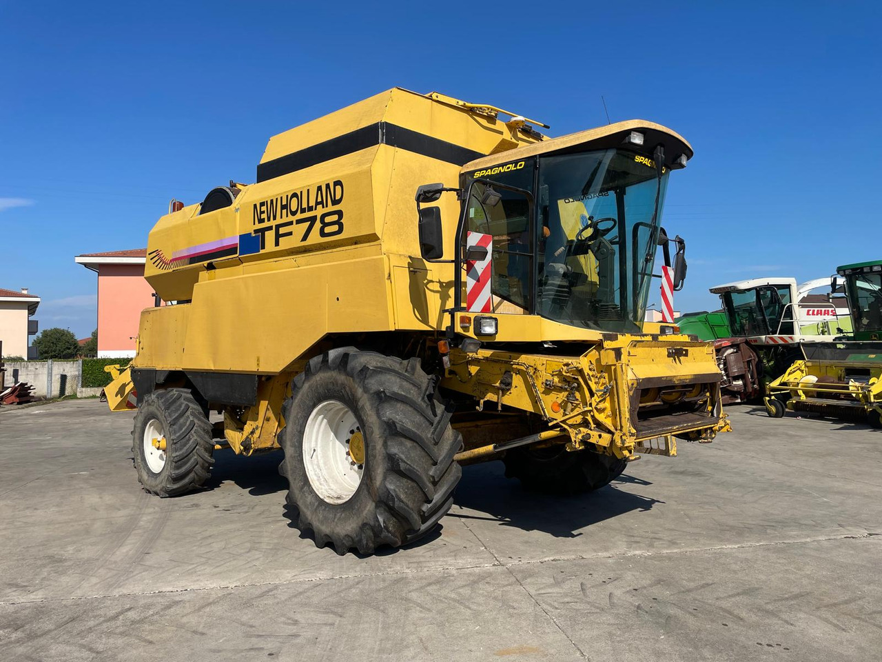 NEW HOLLAND MIETITREBBIA TF 78 - Autokombajnë: foto 3 NEW HOLLAND MIETITREBBIA TF 78 - Autokombajnë: foto 3