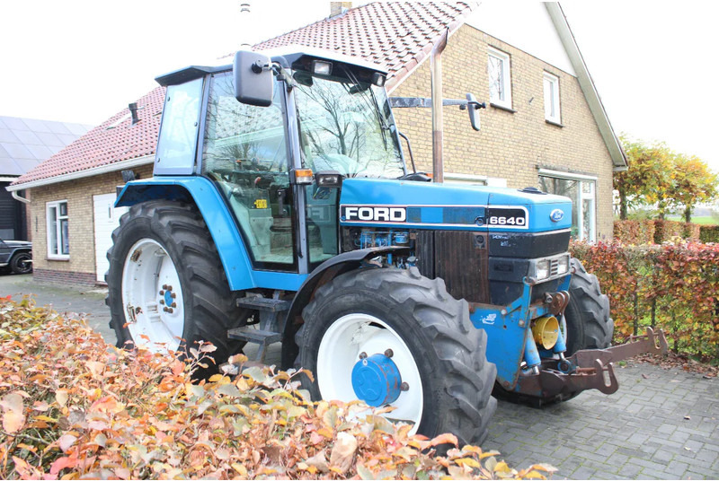 New Holland 6640 met turbo fronthef en front pto - Traktor: foto 1 New Holland 6640 met turbo fronthef en front pto - Traktor: foto 1