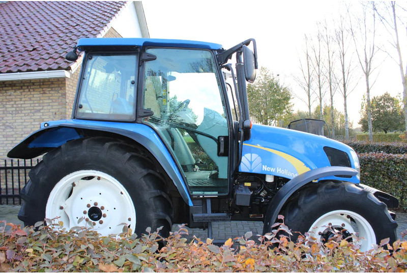 New Holland T5050 - Traktor: foto 3 New Holland T5050 - Traktor: foto 3
