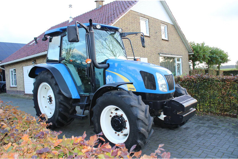 New Holland T5050 - Traktor: foto 2 New Holland T5050 - Traktor: foto 2