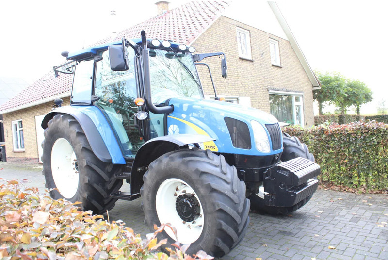 New Holland T5050 - Traktor: foto 2 New Holland T5050 - Traktor: foto 2