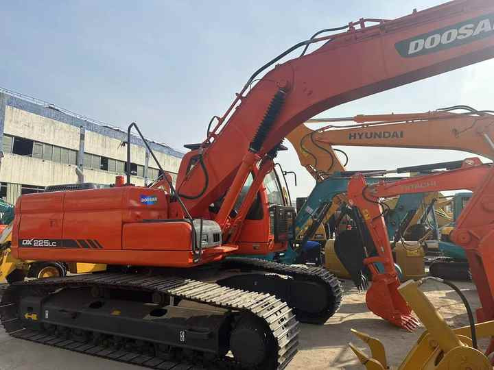Doosan DX225LC Second-Hand Excavator | Korea Direct Import | 1-Year Warranty & Free Sea Shipping - Ekskavator me zinxhirë: foto 4 Doosan DX225LC Second-Hand Excavator | Korea Direct Import | 1-Year Warranty & Free Sea Shipping - Ekskavator me zinxhirë: foto 4