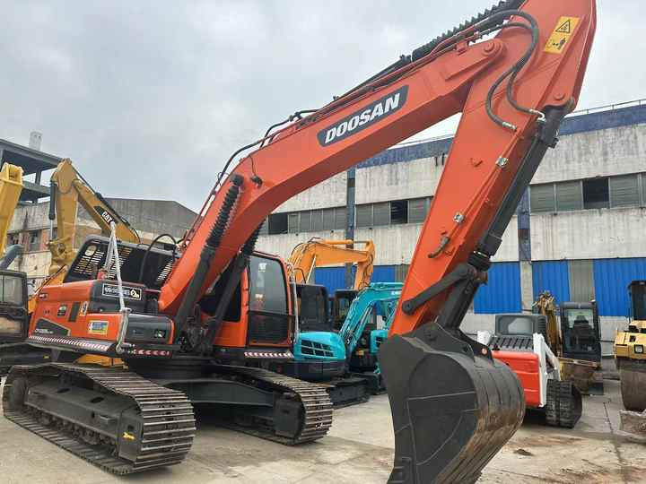 Used Excavator Doosan DX225LC-9 Excavators Mini Equipment Earth Moving Machinery Doosan Digger Excavator for Sale - Ekskavator me zinxhirë: foto 2 Used Excavator Doosan DX225LC-9 Excavators Mini Equipment Earth Moving Machinery Doosan Digger Excavator for Sale - Ekskavator me zinxhirë: foto 2