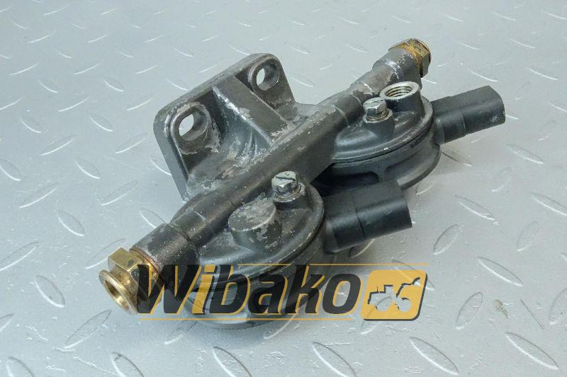Fuel filter bracket Iveco 98497762 - Filtri i karburantit për Makineri ndërtimi: foto 1 Fuel filter bracket Iveco 98497762 - Filtri i karburantit për Makineri ndërtimi: foto 1