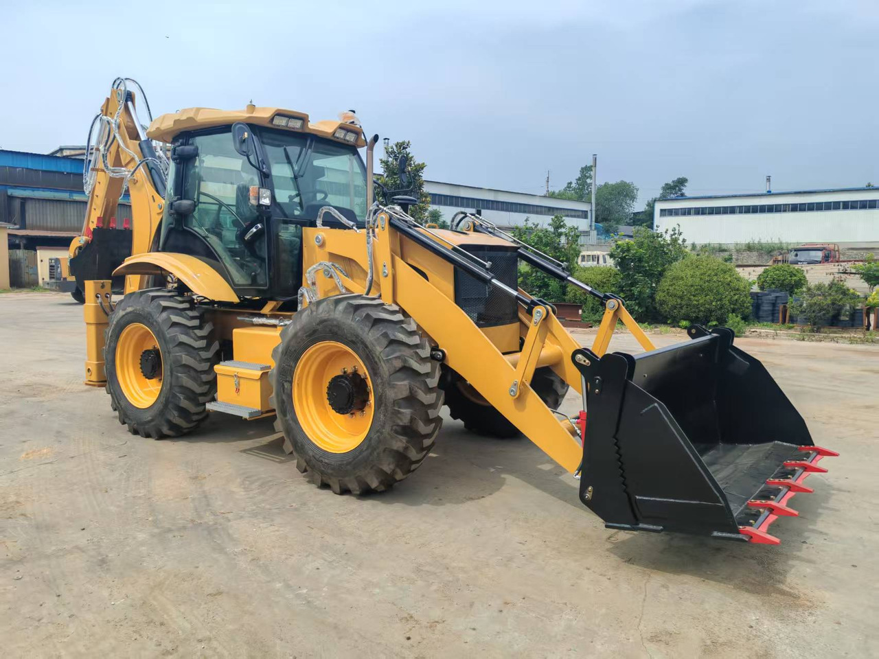 CATERPILLAR 4CX - Fadromë me shkarkim nga prapa: foto 1 CATERPILLAR 4CX - Fadromë me shkarkim nga prapa: foto 1