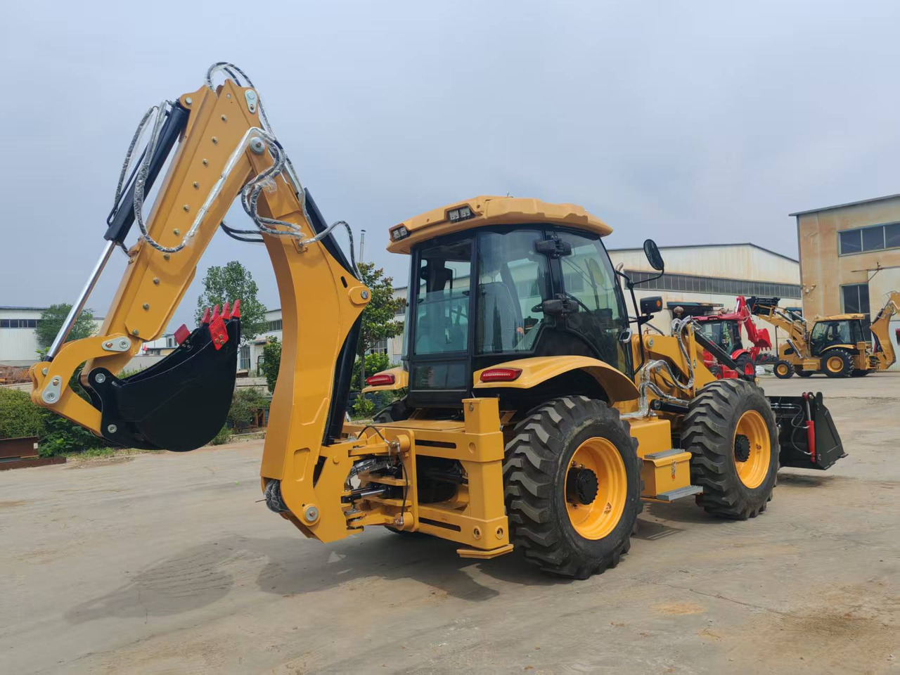CATERPILLAR 4CX - Fadromë me shkarkim nga prapa: foto 4 CATERPILLAR 4CX - Fadromë me shkarkim nga prapa: foto 4