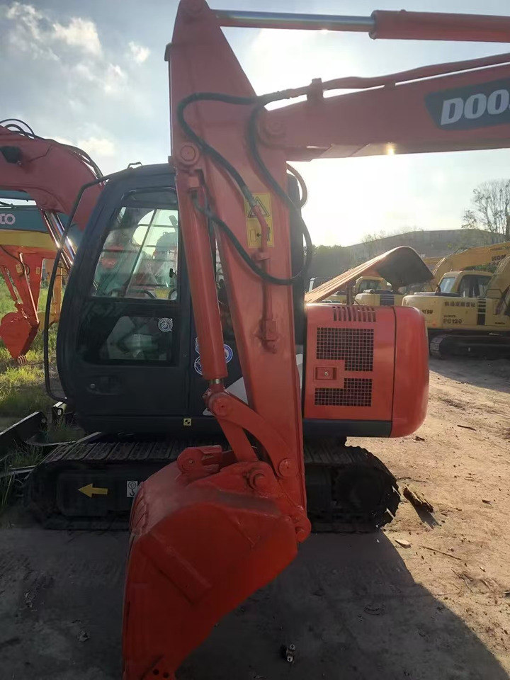 DOOSAN DX55-9C - Ekskavator me zinxhirë: foto 4 DOOSAN DX55-9C - Ekskavator me zinxhirë: foto 4