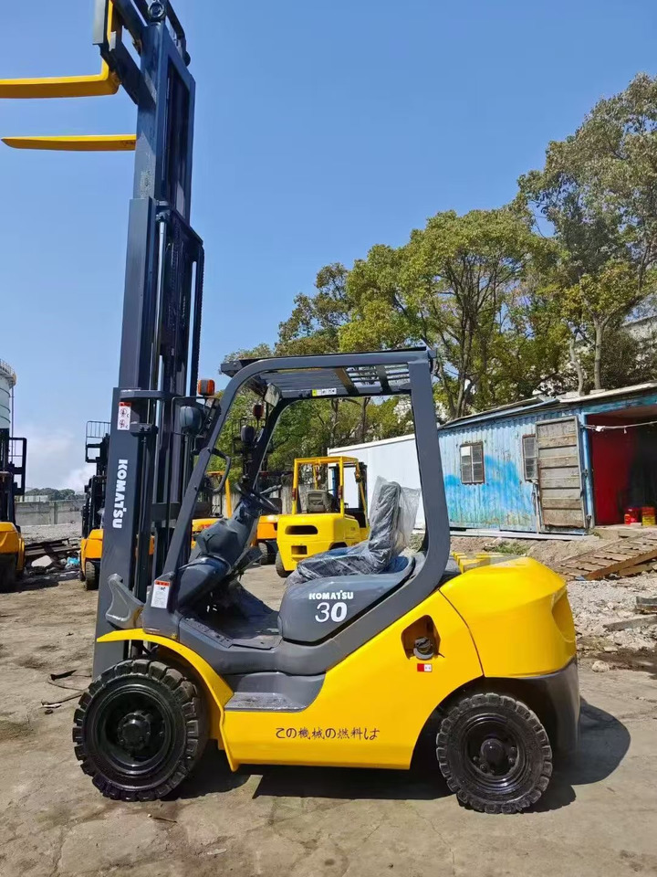KOMATSU 3-ton - Ngritës me direk vertikal: foto 1 KOMATSU 3-ton - Ngritës me direk vertikal: foto 1