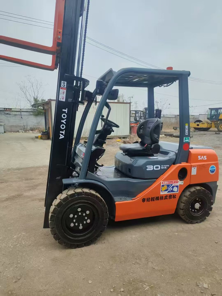 Toyata 3-ton - Ngritës me direk vertikal: foto 3 Toyata 3-ton - Ngritës me direk vertikal: foto 3