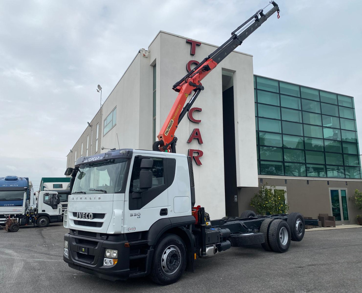 IVECO AT260S33 - Kamion me vinç: foto 1 IVECO AT260S33 - Kamion me vinç: foto 1