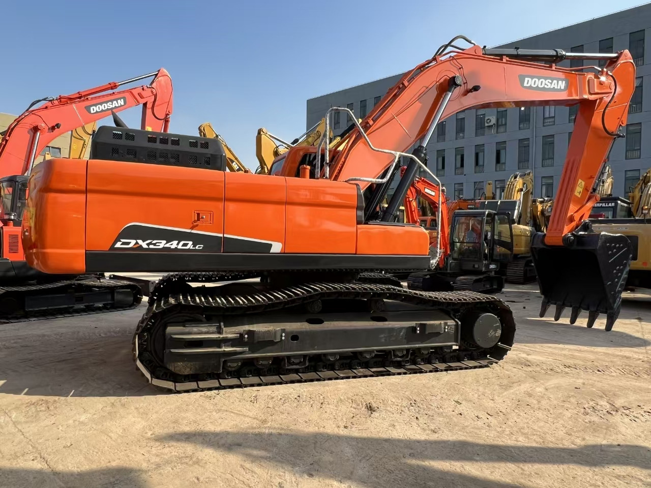 DOOSAN DX340 crawl excavator for sale in good price many units in stock - Ekskavator me zinxhirë: foto 4 DOOSAN DX340 crawl excavator for sale in good price many units in stock - Ekskavator me zinxhirë: foto 4